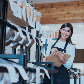 Mujer realizando inventario en su negocio